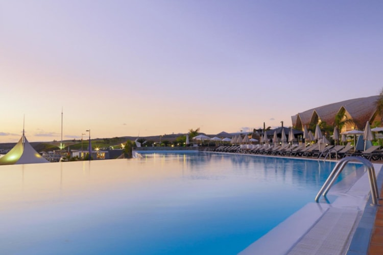 Infinity pool and hotel
